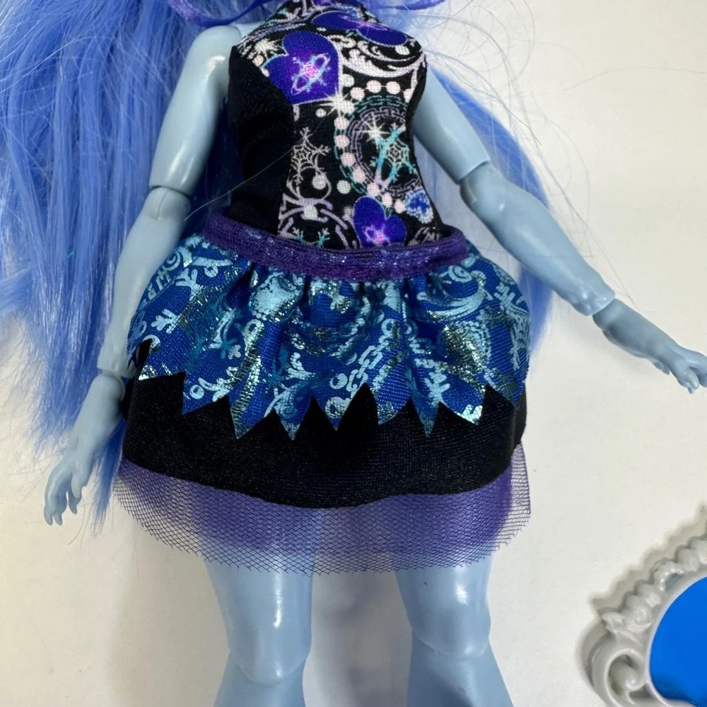 Monster High Skulltimate Secrets Abbey Bominable G3 Doll & Coffin Locker Set